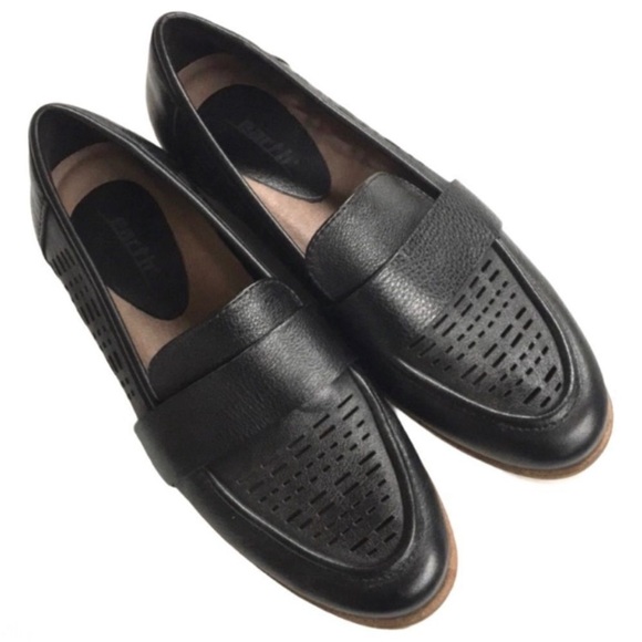 Earth Shoes - EUC Earth Brand Black Leather Loafers Size 6.5